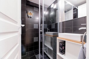 Dusche, Haartrockner, Handtücher