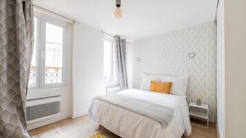 3 habitaciones, tabla de planchar con plancha y cuna de viaje