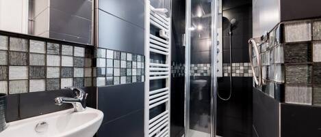 Douche, séchoir à cheveux, serviettes fournies