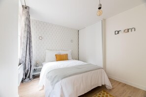 3 habitaciones, tabla de planchar con plancha y cuna de viaje 