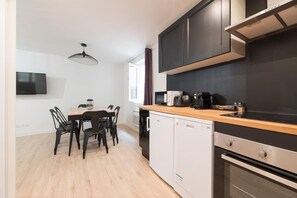Fridge, microwave, oven, stovetop - Villa Poncelet-Suite Vétiver- 3 bedrooms, Champs Elysées, A/C, location N°1 (Paris-17E-Arrondissement)