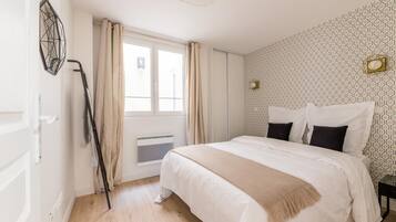 3 habitaciones, tabla de planchar con plancha y cuna de viaje