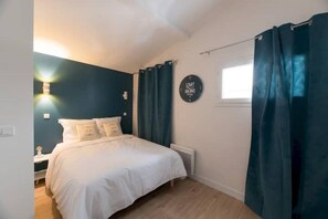 1 habitación, tabla de planchar con plancha y cuna de viaje 