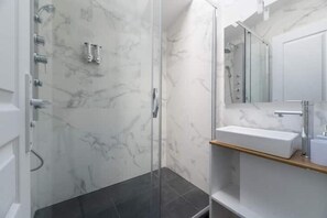 Shower, hair dryer, towels