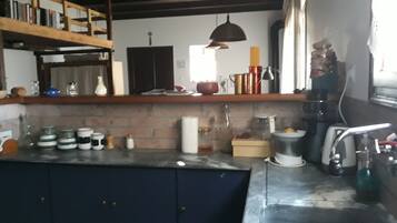 Fridge, oven, stovetop, coffee/tea maker