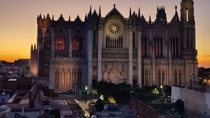En gotisk katedral med et stort rosenvindue og flere tårne.
