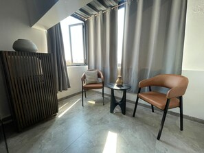 Habitación básica doble, 1 cama de matrimonio | Mobiliario individual y sistema de insonorización