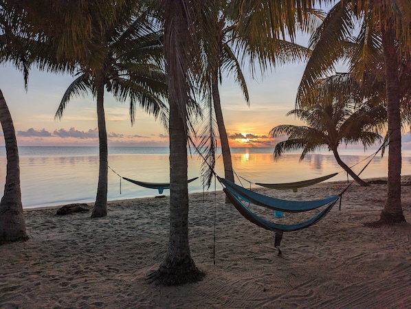En la playa, camastros y toallas de playa
