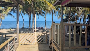 En la playa, camastros y toallas de playa