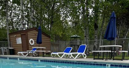 Walking distance to lake, Modern condo w INDOOR POOL, HOT TUB, and GYM