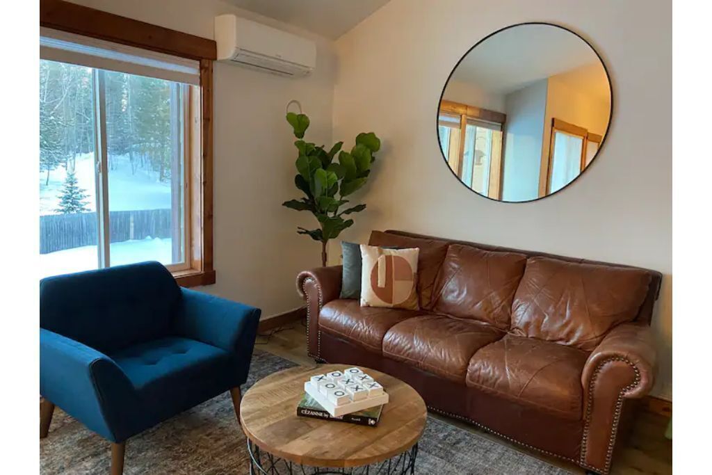 Walking distance to lake, Modern condo w INDOOR POOL, HOT TUB, and GYM