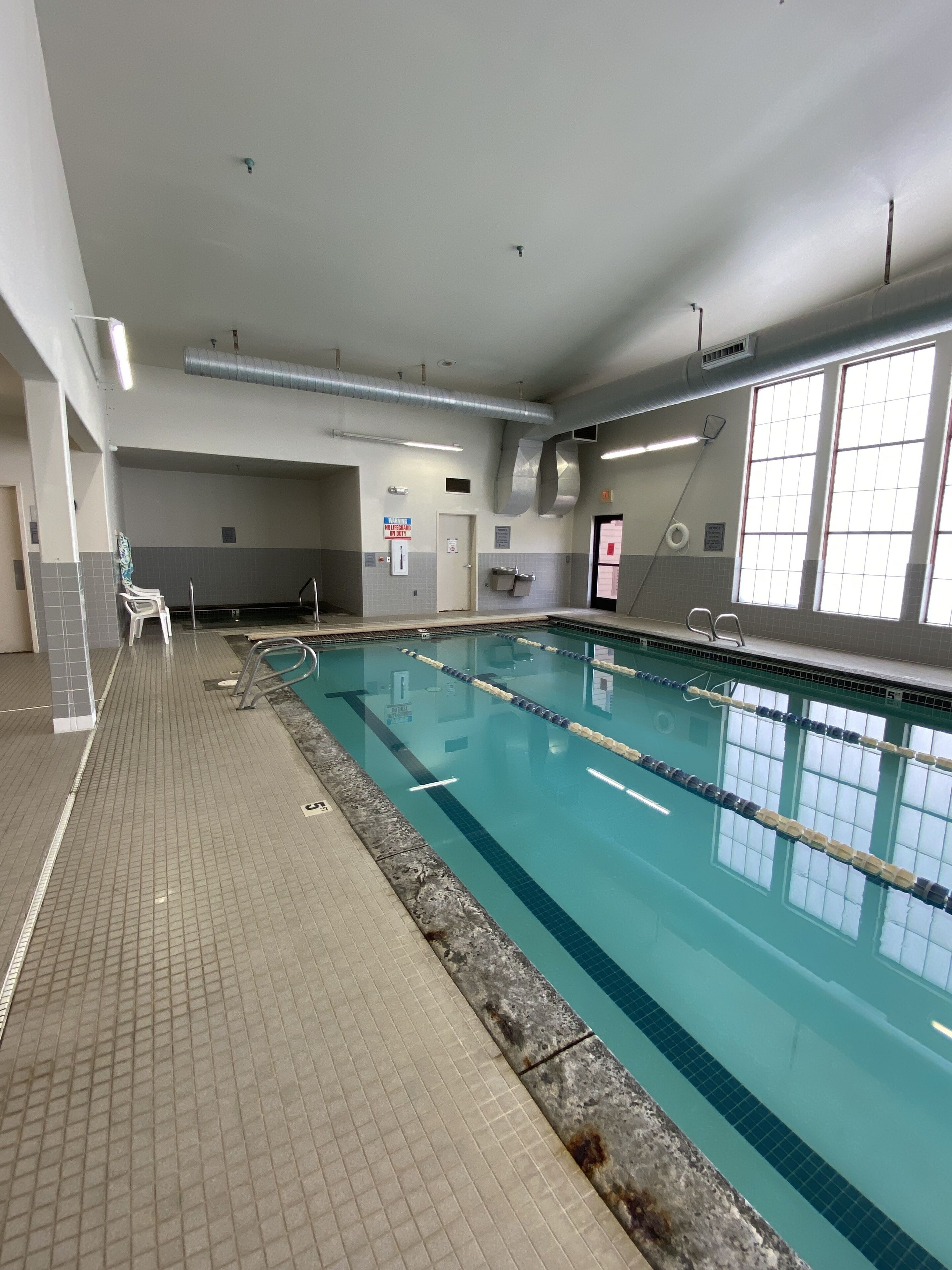 Inomhuspool och utomhuspool