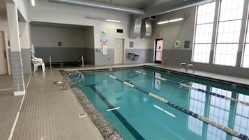 Inomhuspool och utomhuspool
