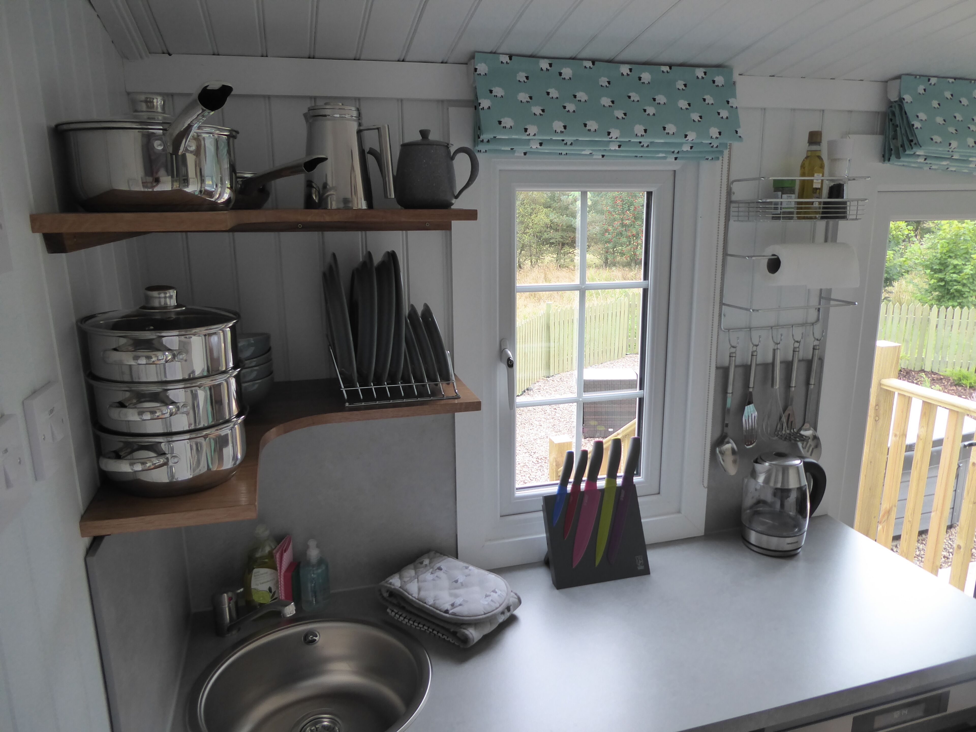 Shepherd's View @ Dalnoid - en-suite shower room, hot-tub, garden, great views