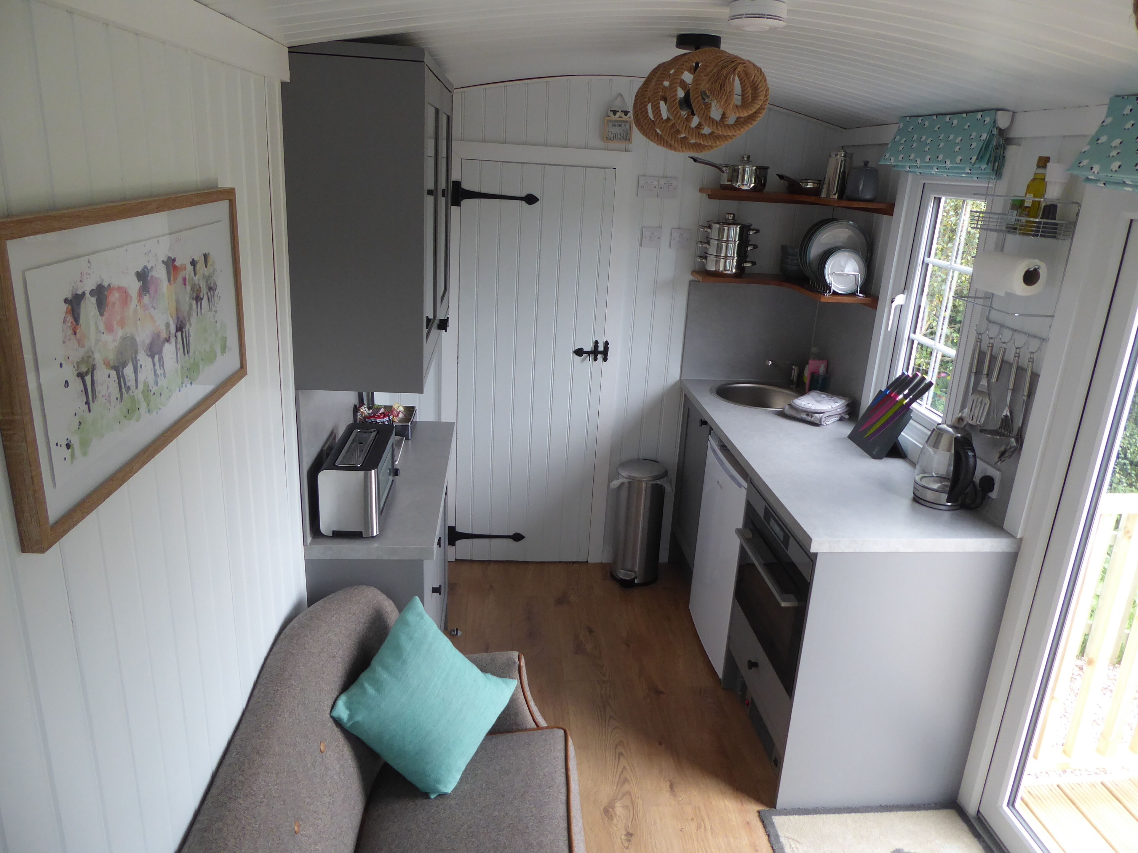 Shepherd's View @ Dalnoid - en-suite shower room, hot-tub, garden, great views