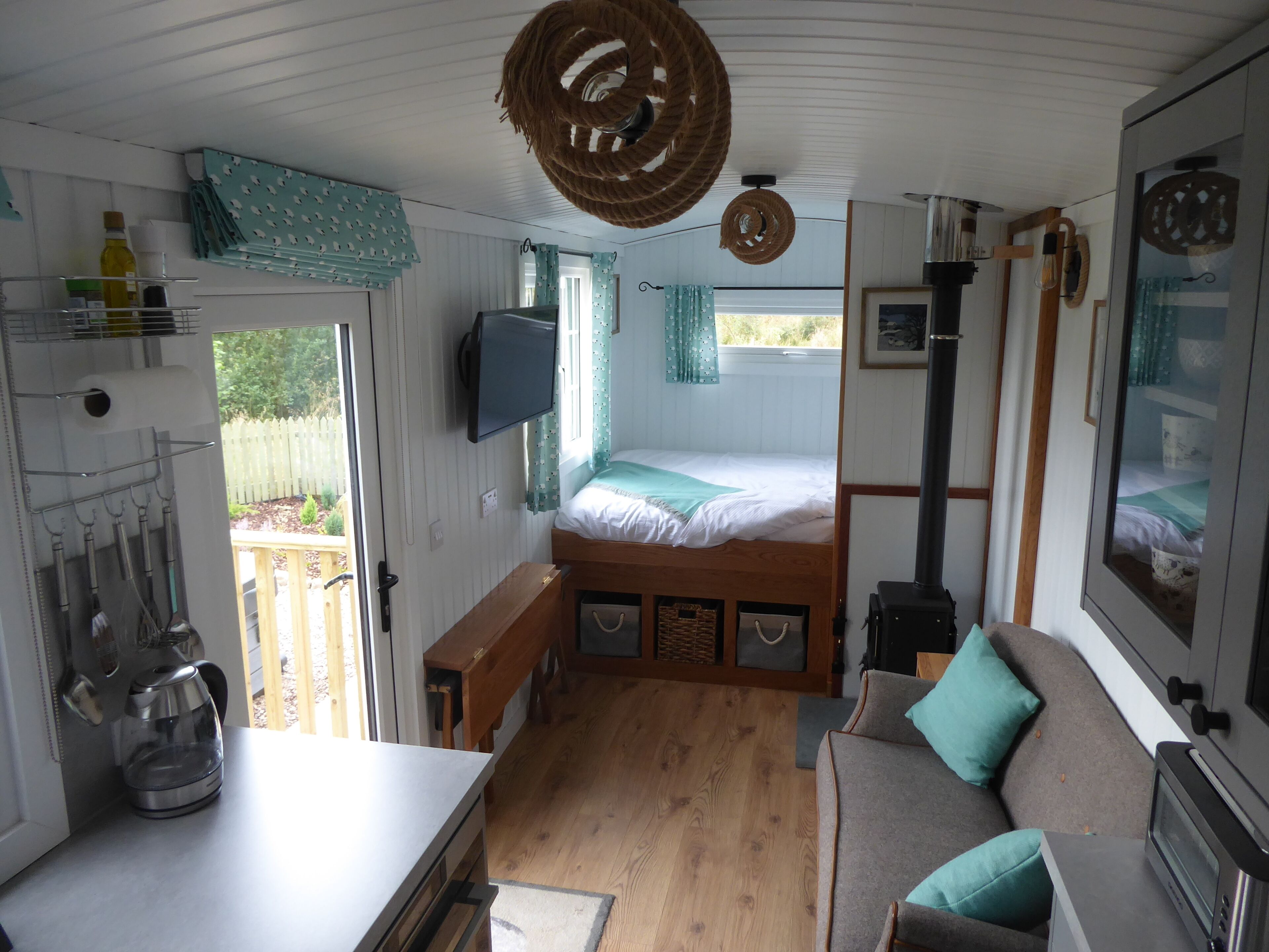 Shepherd's View @ Dalnoid - en-suite shower room, hot-tub, garden, great views