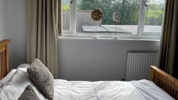 4 Schlafzimmer, Schreibtisch, Bügeleisen/Bügelbrett, Reisekinderbett