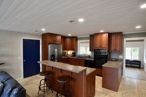 Fridge, microwave, oven, stovetop - The Harbor House - Waterfront Home with Private Pier & Amazing Views! (Onemo)