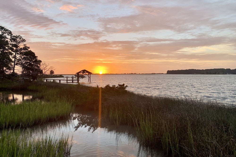 Waterfront 4BR- Private Pier, Kayaks, Fishing, Beautiful Sunrises and Sunsets!