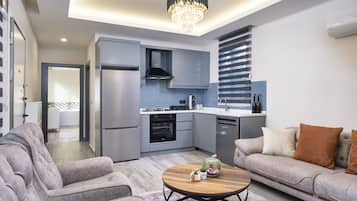 Deluxe Suite | Private kitchen | Full-sized fridge, oven, stovetop, toaster