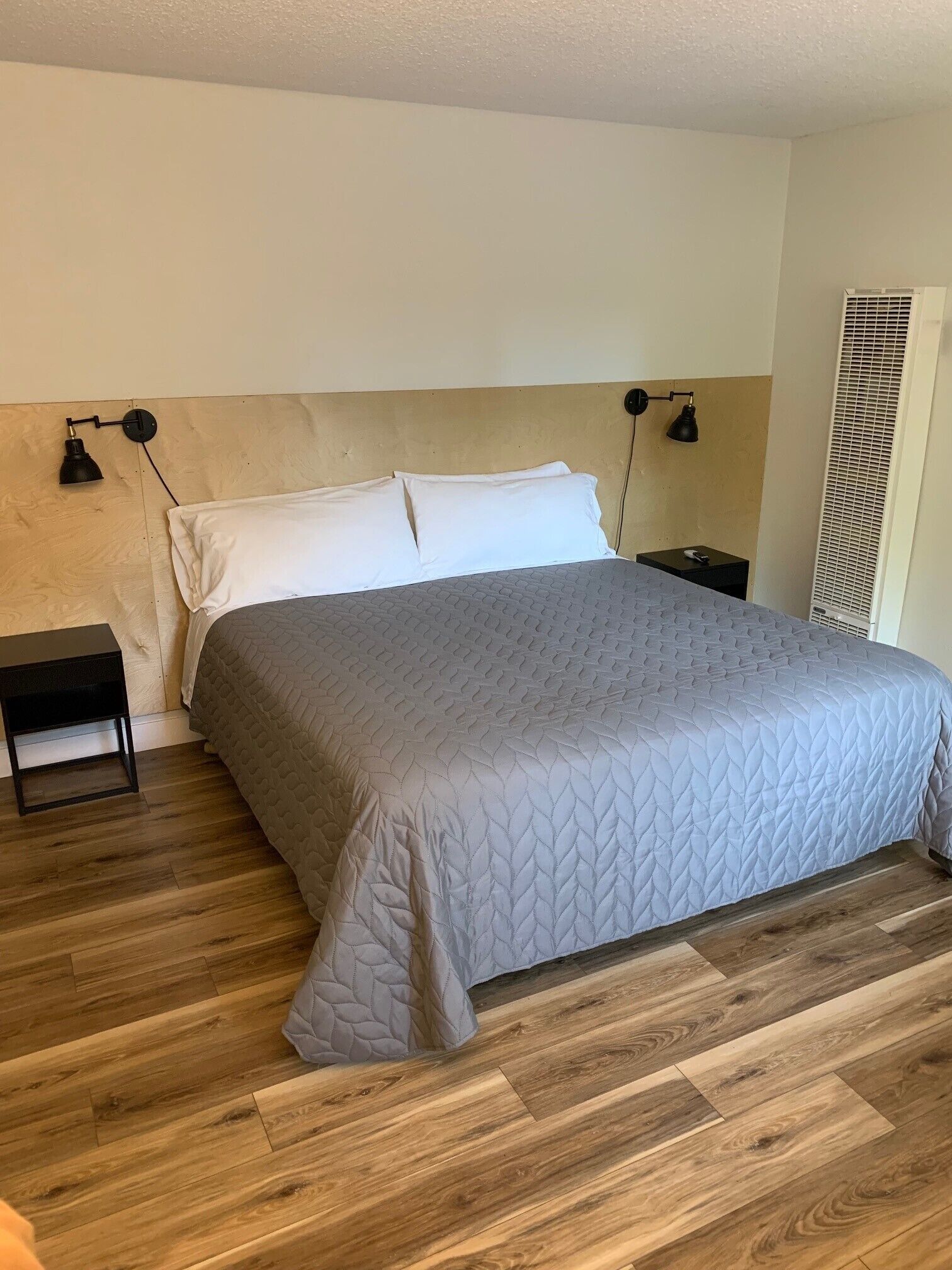 Rom – standard, 1 kingsize-seng | Skrivebord, skrivebord for bærbar PC, wi-fi og sengetøy