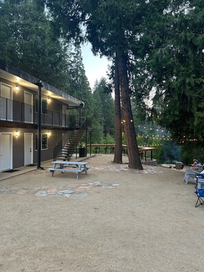 Terrace/patio - Sierra Inn on the River (Kyburz)