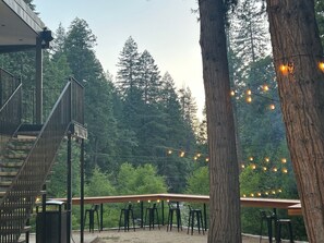 Terrace/patio - Sierra Inn on the River (Kyburz)