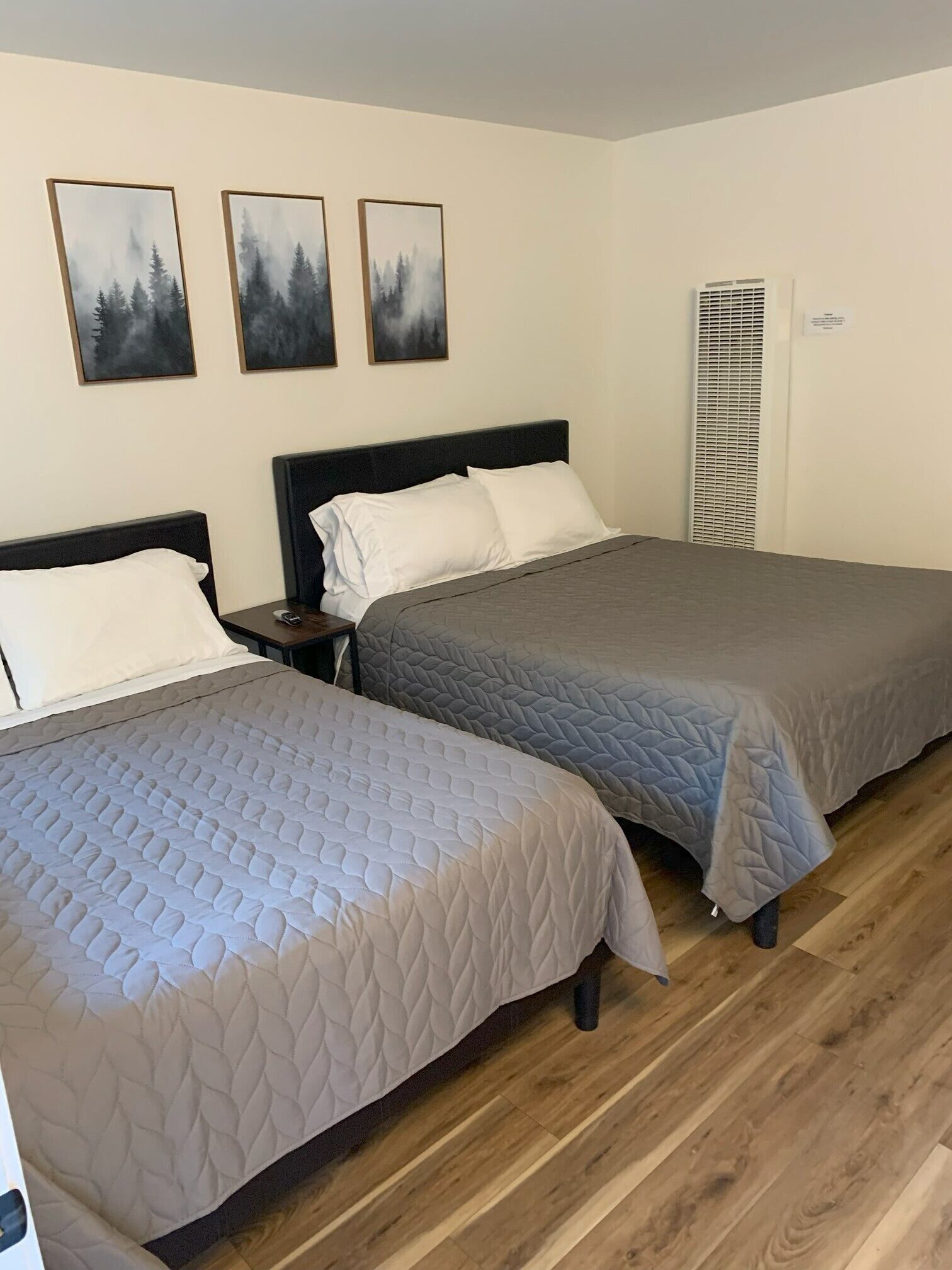 Standard Room, 1 Double Bed and 1 Queen Bed | Skrivebord, skrivebord for bærbar PC, wi-fi og sengetøy