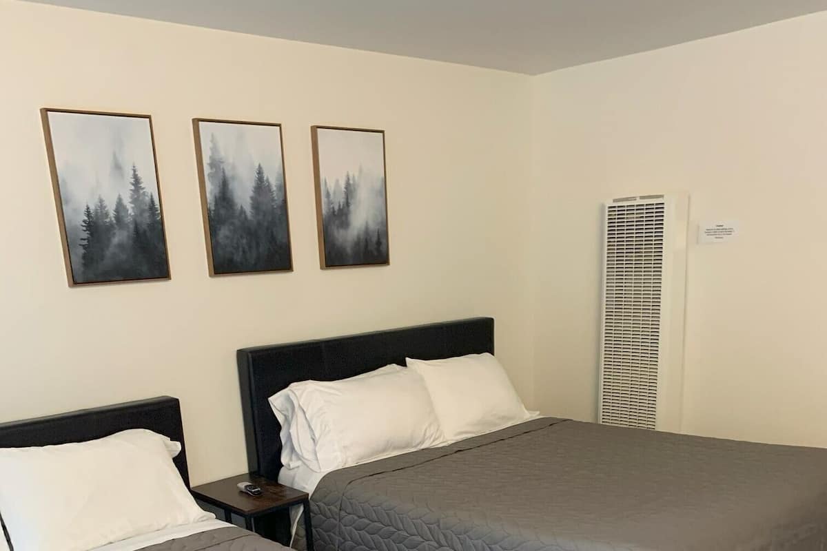 Standard Room, 1 Double Bed and 1 Queen Bed | Skrivebord, skrivebord for bærbar PC, wi-fi og sengetøy