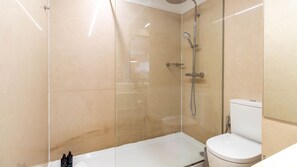 Secadora de cabello, toallas, papel de baño