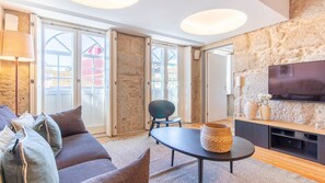 Flat-screen TV - São Domingos Apartment by LovelyStay (Porto)