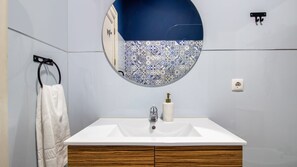 Sèche-cheveux, serviettes fournies, papier toilette