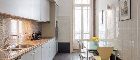 Køleskab, mikrobølgeovn, ovn, kogeplade