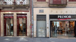 Fachadas de Tiffosi y Primor, con puertas de vidrio y señalización.