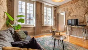 TV - Aurora Mezzanine by LovelyStay (Porto)