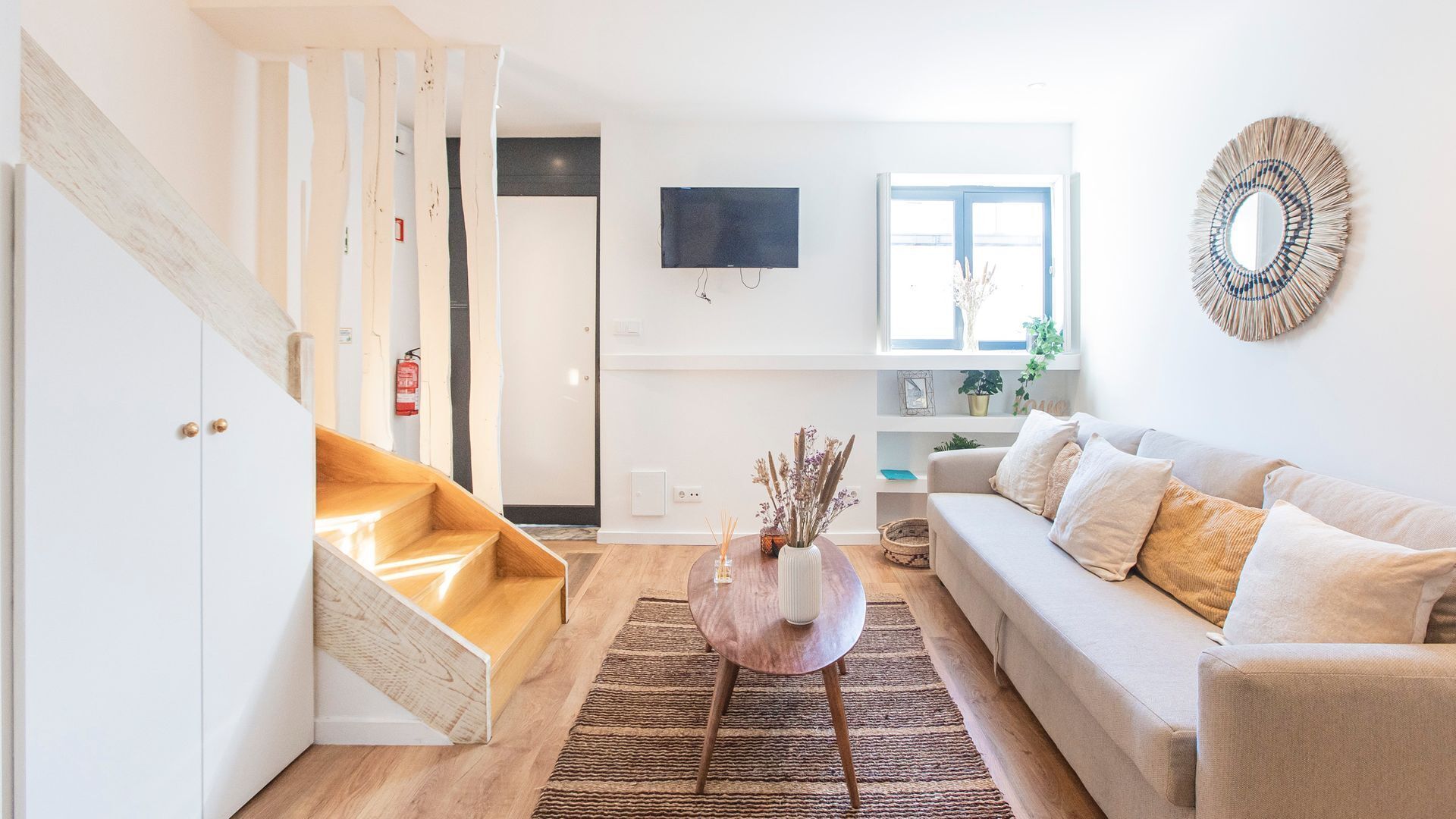 Urban Cottage w/metro at doorstep by LovelyStay