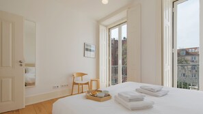 2 habitaciones, tabla de planchar con plancha y cuna de viaje 