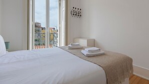2 habitaciones, tabla de planchar con plancha y cuna de viaje 