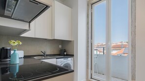 Kühlschrank, Mikrowelle, Herdplatte, Geschirrspüler