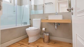 Haartrockner, Handtücher, Toilettenpapier