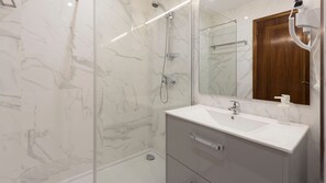 Haartrockner, Handtücher, Toilettenpapier