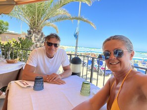 Outdoor dining - Sea Front Apartment (San Benedetto del Tronto)