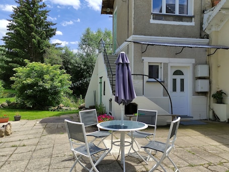 Outdoor dining. Self catering apartment on edge of Pionsat,next door to the Chateau.