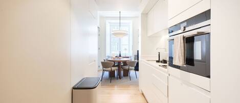 Køleskab, mikrobølgeovn, ovn, kogeplade