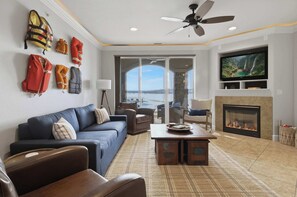 TV, lareira, escritórios