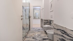 Haartrockner, Handtücher, Toilettenpapier
