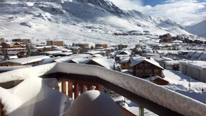 A snow-covered mountain village with wooden buildings and a clear sky. - NEW - ULTRA CENTER & PANORAMIC VIEW (Huez)