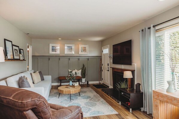 Smart TV, fireplace, DVD player, stereo - Coastal Cul-De-Sac, Centrally Located Monterey Peninsula Home (Del Rey Oaks)