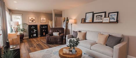 Smart TV, fireplace, DVD player, stereo