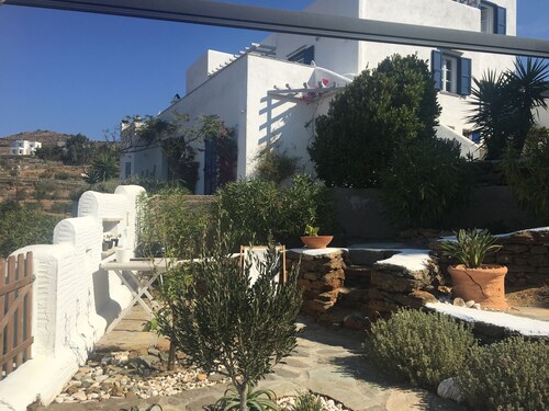 Private ground flat  for a family with 2 children in a beautiful Cycladic Villa